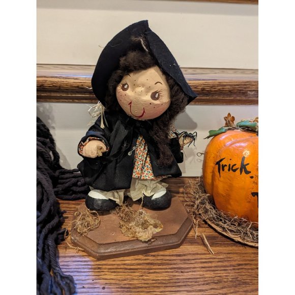 Four Halloween Figurines - 3 Witches and 1 ghosts - Picture 3 of 6